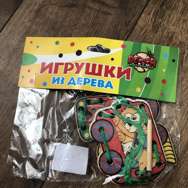 Деревянная игрушка шнуровка