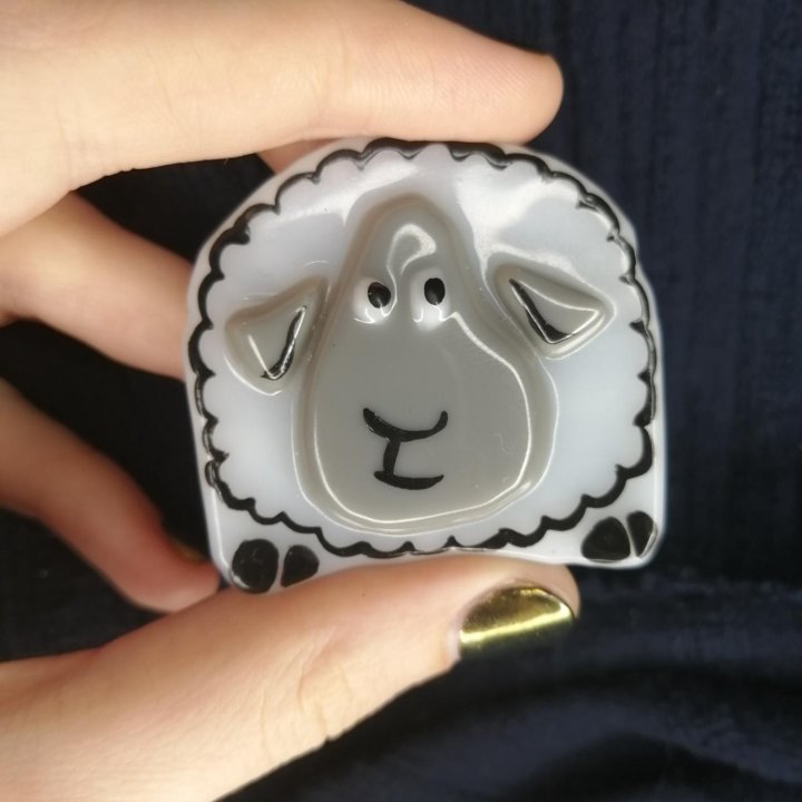 Брошь овечка
