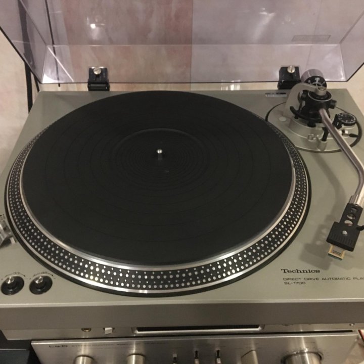 Проигрыватель винила “Technics SL-1700”. Япония.