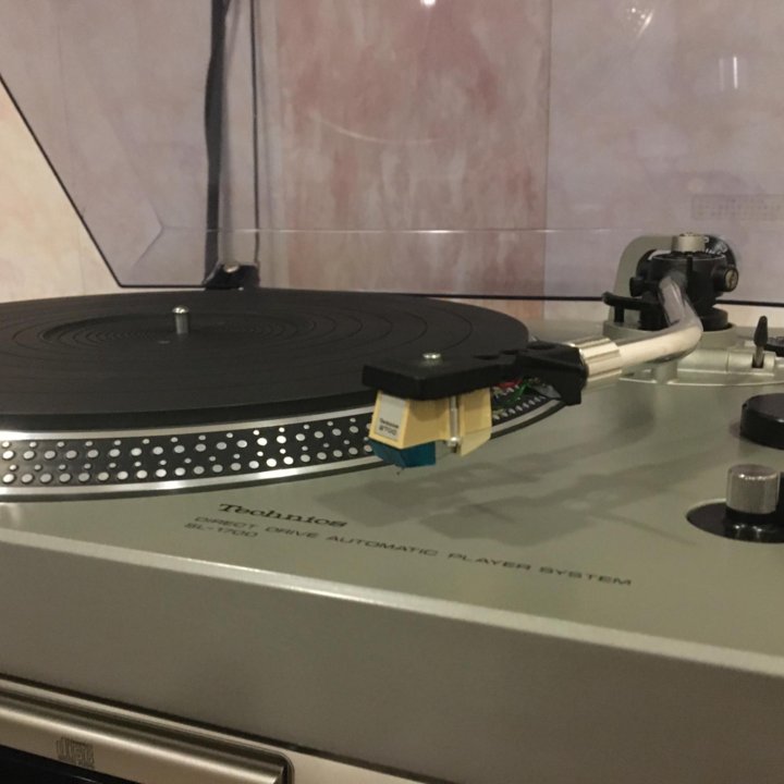 Проигрыватель винила “Technics SL-1700”. Япония.