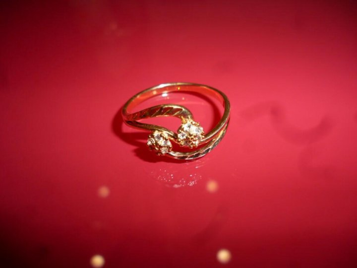 Золотое кольцо. Нежные золотые кольца. Кольцо золото на красивом фоне. Золотой фон с кольцами.