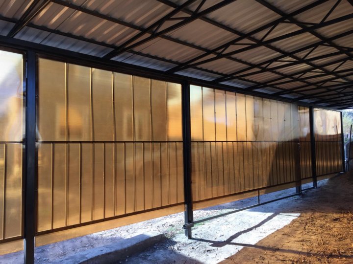 Беседка обшитая поликарбонатом. Веранда отделанная поликарбонатом. Зашить поликарбонатом. Навес с боковыми стенками. Веранда обшитая поликарбонатом.