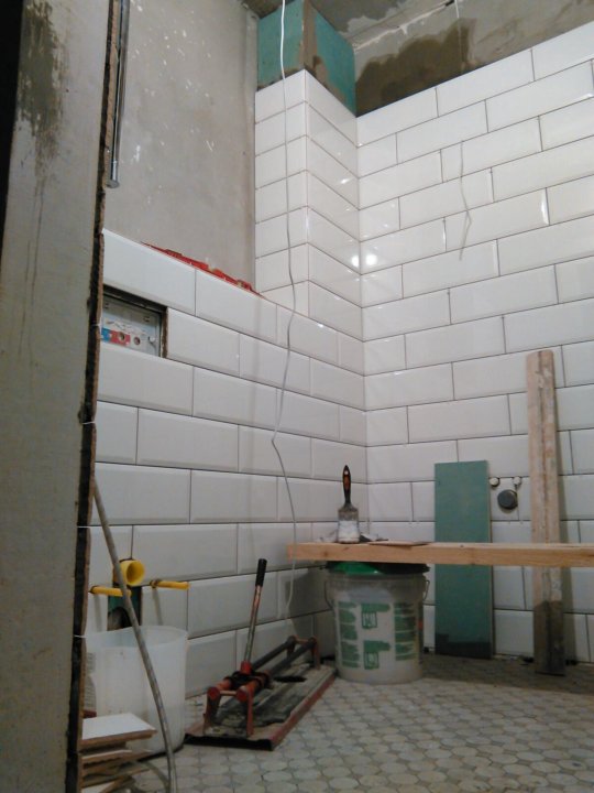 Плиточники в тюмени. Плиточник керамогранит. Синяя плитка для ванной. Плиточники в тюмени. Плиточник тюмень.