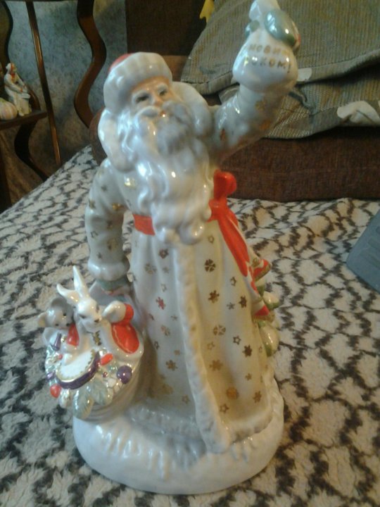 Фарфоровая статуэтка дед мороз. Фарфоровая статуэтка дед мороз. Императорский фарфоровый завод дед мороз. Дед мороз и снегурочка ифз. Дед мороз минский фарфоровый завод.