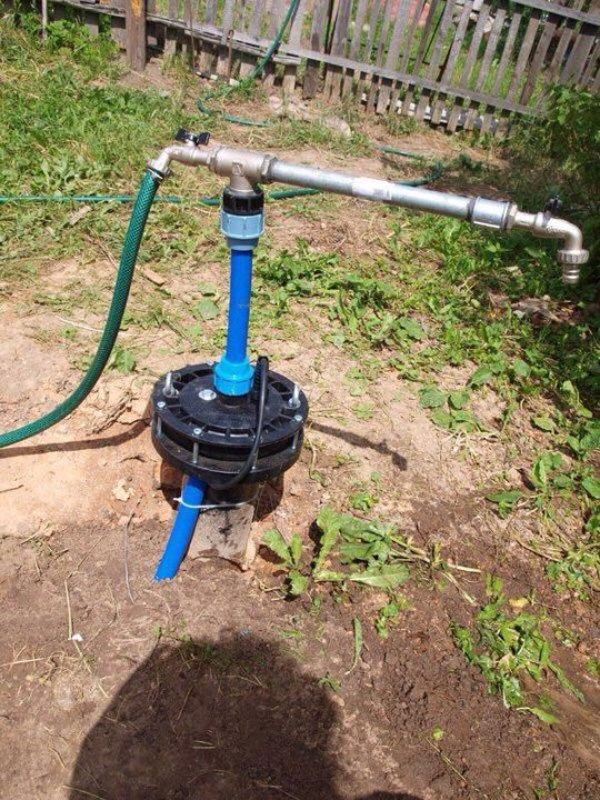 Обустройство скважины. Обустройство скважины. Оголовок водозаборной скважины. Скважина на дачном участке. Скважина на воду.