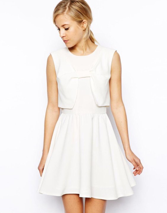 Белое платье с бантом