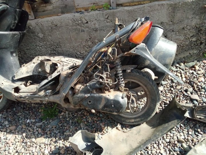 разбор скутеров. скутер дио хонда в гараже. скутеры в разбор 2т. разобранный скутер. разобранный мопед.