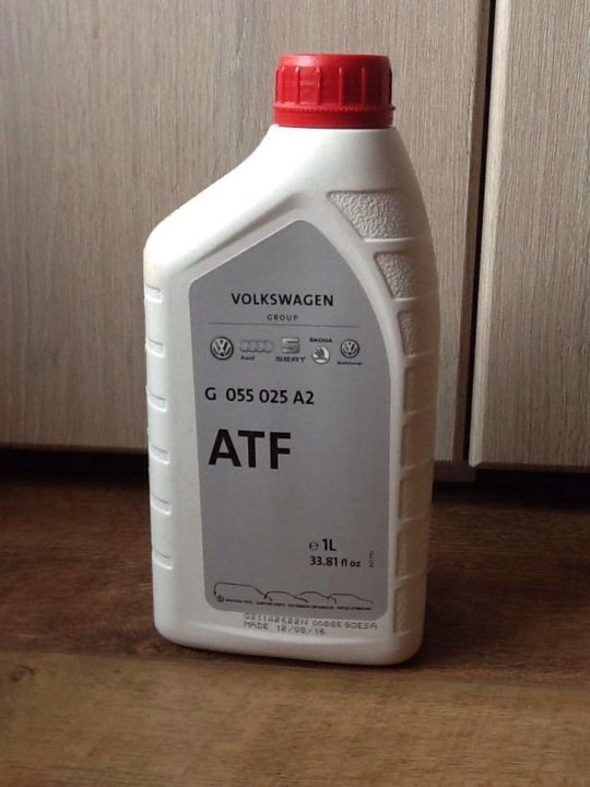 Атф для акпп цена. Масло ATF В АКПП Туарег 1 поколение. Масло ATF для АКПП Skoda Roomster. Масло в коробку ATF. Масло в коробку Фольксваген АТФ.