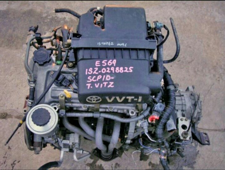 Двигатель двигатель 1 3 литра. Двигатель 1sz-Fe Toyota Vitz. Toyota Yaris двигатель 1sz-Fe. Двигатель Тойота Витц 1.0 1sz-Fe. Toyota Vitz 2001 двигатель 1.0.