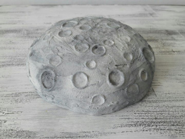 Макет луны из пластилина 1 класс. Луна из папье маше. Лунные кратеры из гипса. Макет Луны с кратерами. Поверхность Луны из папье маше.