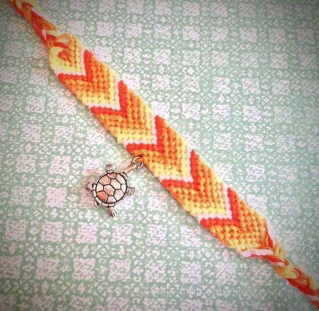 Фенечка стрелка. Фенечка стрелочка. Фенечки из мулине стрелочка. Фенечка радуга. Фенечка стрелка.