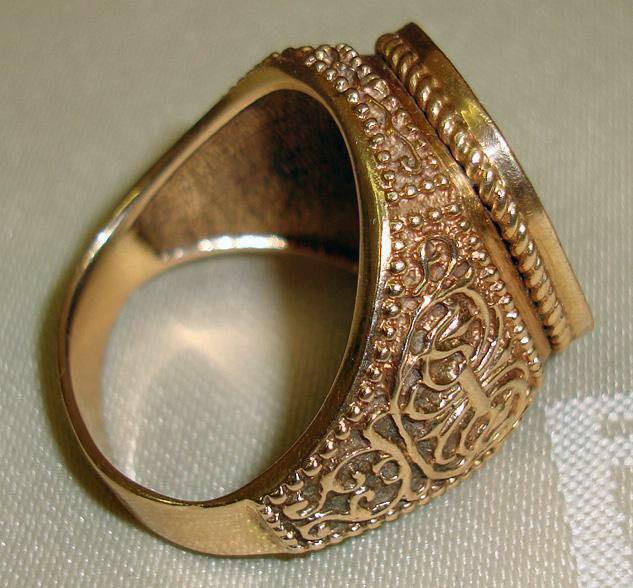 Золотое кольцо бу. Цыганское золото рандоль перстень. Золотой перстень Нигора. Мужская печатка. Кольцо печатка.