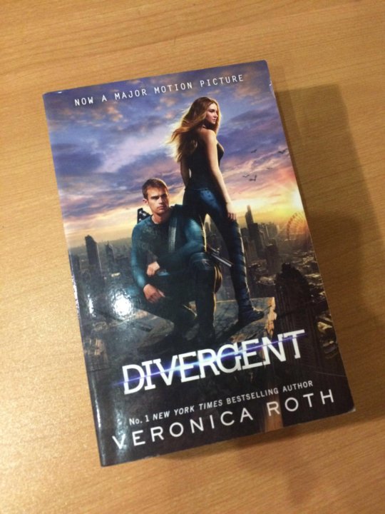 Divergent in english. Дивергент книга. Дивергент книга на английском. Обложка к диску Дивергент.