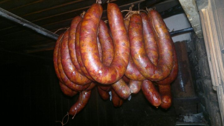Копчение мяса. Копчение колбасы. Копчение домашней колбасы в коптильне. Колбаски горячего копчения. Копченая колбаса.