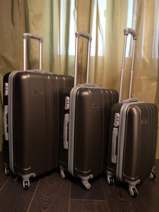 Самый крепкий чемодан на двух колесах. Чемодан пластиковый коричневый. Чемодан american tourister баннер. Airtex 242 чемодан. Какой материал чемодана прочнее.