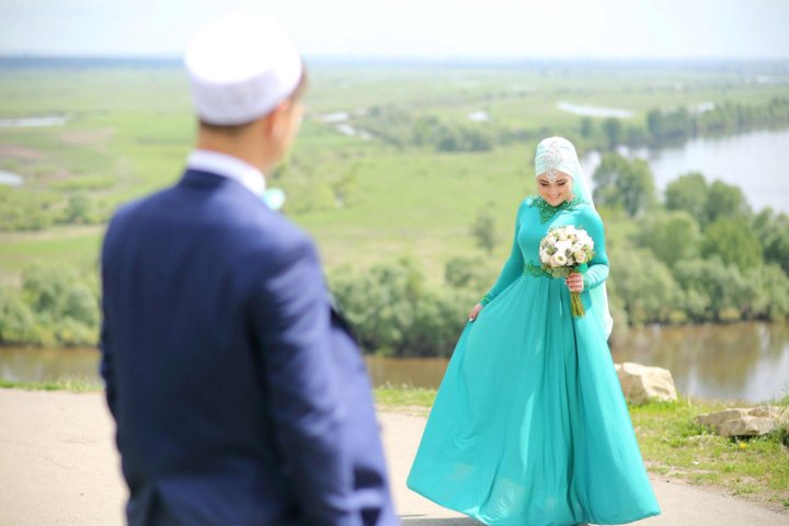Мусульманская знакомства для брака. Платья для никаха дорогие. Девушка в платье никаха со спины. Букет для никаха. Современная одежда одежда для никаха.