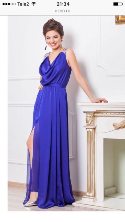 струящееся платье цвета индиго на модели