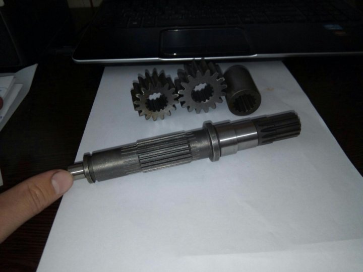 шестерня включения вязального аппарата сипма. вал редуктора поворота tadano 500. 236-1701048-б. вал промежуточный ямз 236-1701048-б. 2054777 вал редуктора хода.