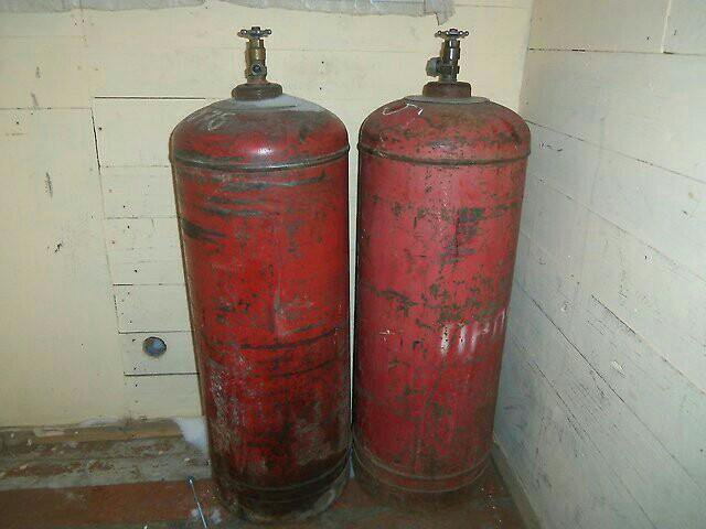 газовые баллоны деревенские. газ сжиженный пропан (50л). баллон углекислоты 40 л. баллоны в хабаровске. поставщики сжиженного газа.