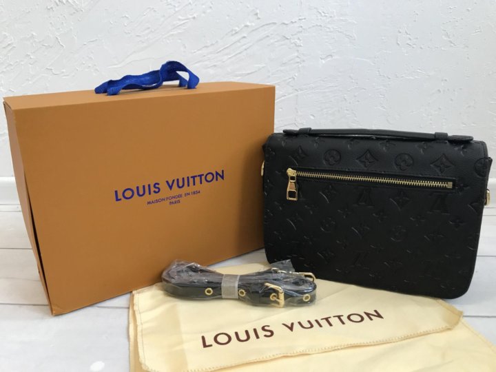 Ombre nomade louis vuitton. Maison Louis Vuitton. Сумка Louis Vuitton с надписью. Луи Виттон одежда мужские в коробке. Контракт на поставку Луи Виттон.