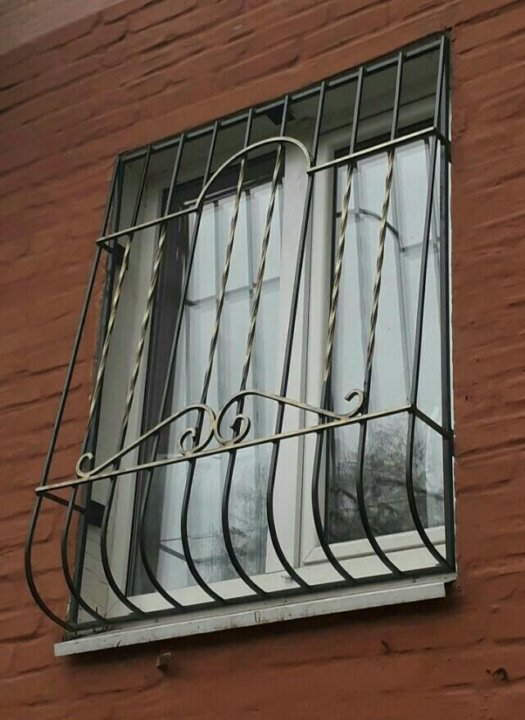 Купить решетку в ростове. Решетки на окна. Решетка на окно металлическая. Решётка для окна наружный. Пластиковые окна с решеткой.