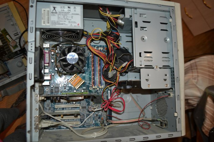 4 computers. Пентиум 4 ПК. Винчестер PC Pentium 4. Системный блок c 2,66/512/SVGA/hdd80. Старый комп сзади.