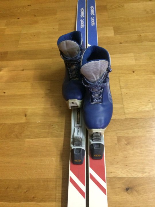 Лыжи с креплениями и ботинками