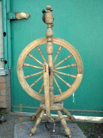 Подвижная часть прялки 8 букв. Прялка с колесом. Прялка деревянная старинная. Прялка деревянная с колесом. Конструкция прялки с колесом.