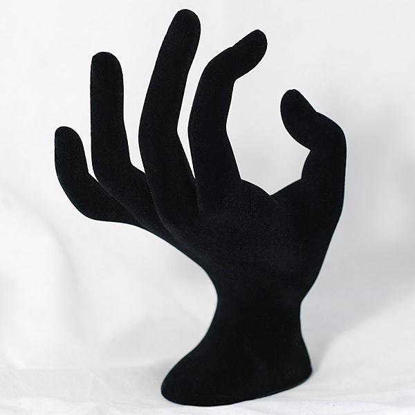 Подставка рука купить. Подставка для рук, черная. Рука для браслетов подставка. Подставка для колец рука. Черное кольцо на руке.