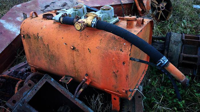 Отстойник в гидробаке кат 320dl. Гидробак экскаватора. Гидравлический бак коматсу. Гидробак ек-14. Юмз 6 бак гидравлический.