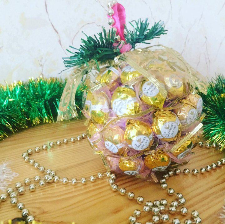 Новогодний шар из конфет своими руками: делюсь идеей красивого подарка