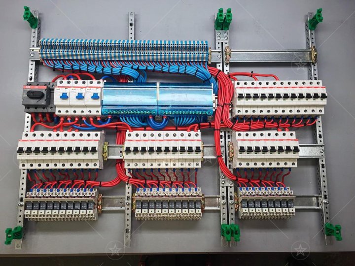 Шина в шкаф электрический