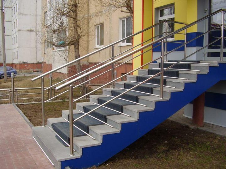 Изделия из нержавейки. Ограждение крыльца из нержавейки. Перила из нержавеющей стали в краснодаре. Перила для крыльца из нержавейки. Перила из нержавейки.