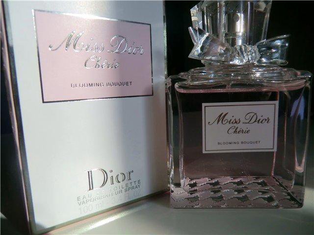 Диор оригинал. Оригинальные духи Miss Dior. Оригинал духов Мисс диор. Духи диор подделка. Miss Dior подделка.