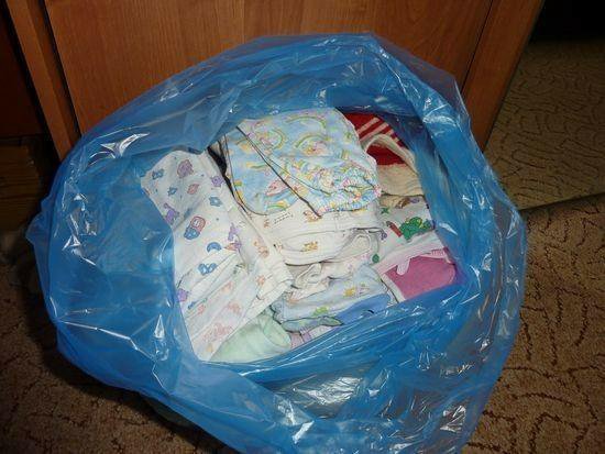 Пакет вещей для новорожденного. Букет из ползунков и распашонок. Вещи на вес сухой Лог. Авито город Свободный набор в группу детей