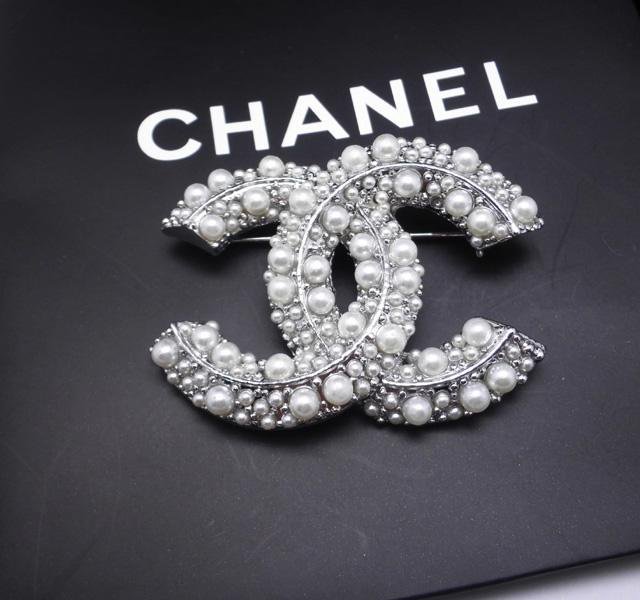 Со 2021. Брошь Chanel оригинал. Брошь Chanel звезда. Знак Шанель брошь. Украшения Шанель 2021.