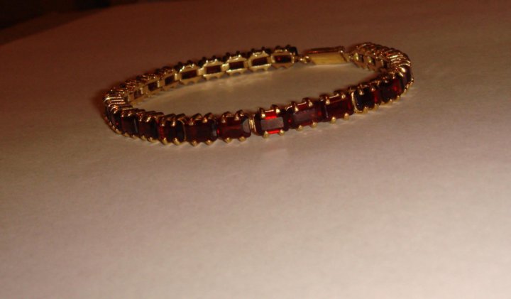 браслет с чешскими гранатами. гранатовый браслет серебряный. гранатовый браслет ювелирное изделие. браслет с гранатом из серебра арт 619483. гранатовый браслет серебряный.