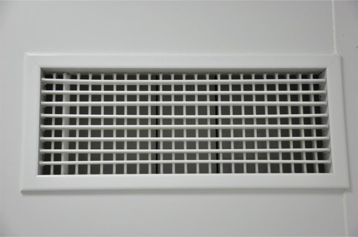 как снимается вентиляционная решетка в ванной. вентиляционная решетка в стене. вытяжка для ванной. вентиляция в гардеробной. решетки вентиляционные airo-r1 1000х400.