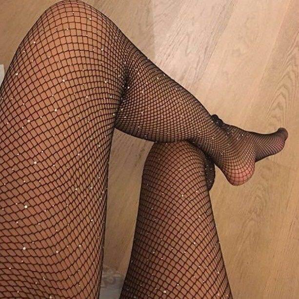 Сексуальная красавица в сетчатых колготках