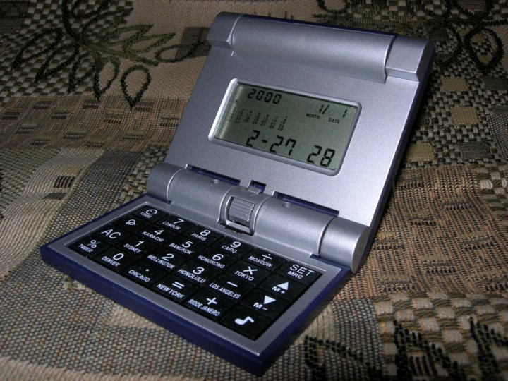 Часы в 900 м. Раскладной калькулятор часы. Калькулятор будильник раскладной. Часы с калькулятором 2005. Калькулятор будильник раскладушка.