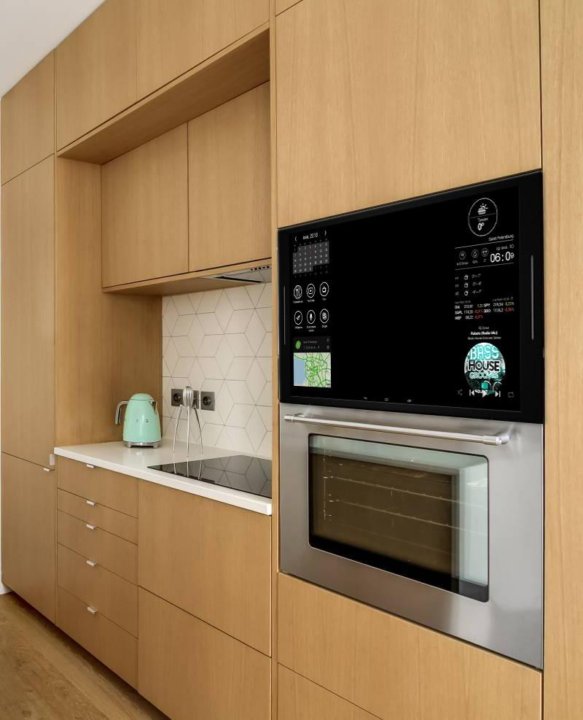 Встроенные телевизоры для кухни. Телевизор встроенный в кухню. Телевизор на кухне. Телевизор в кухонном гарнитуре.