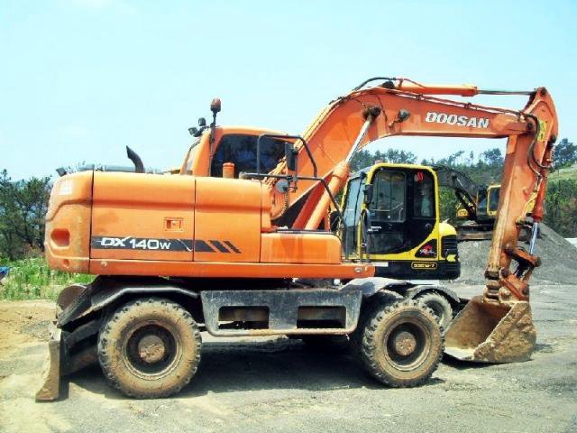 Вес колесного экскаватора. Колёсный экскаватор Doosan dx140w. Doosan 140. Doosan 140 6. Экскаватор Doosan 140 характеристики.