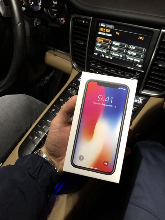 Айфон 11 промакс белый. Айфон 13 в машине. Машина айфон. Айфон 13 фото в руке девушки. Айфон в подарок.