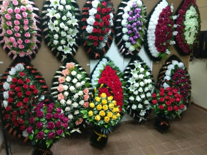 Ритуальные венки из искусственных цветов новинки фото
