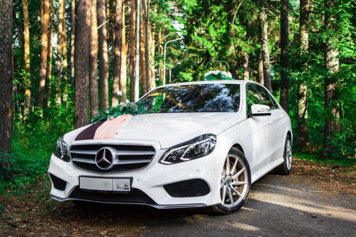 Белая машина mercedes. Мерседес е белый. Мерседес белый 1. Мерседес е класс белый. Машина Мерседес белый