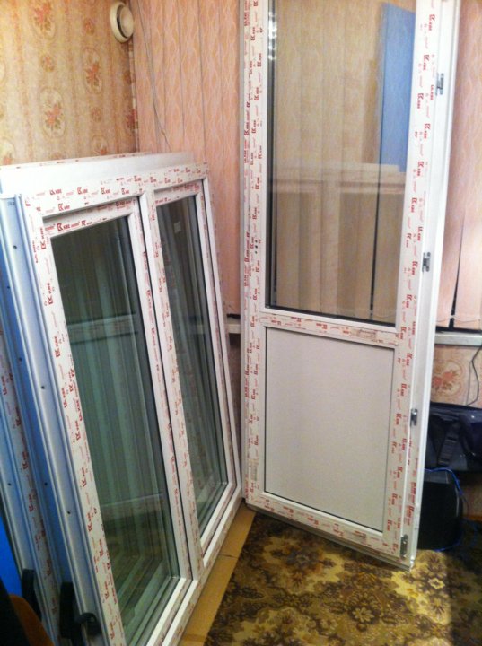 Отделка балконного блока. Балконный блок пластиковые. Шкаф на лоджию пластиковый. Балконный блок 1300х2150. Балконная дверь с ламинацией.