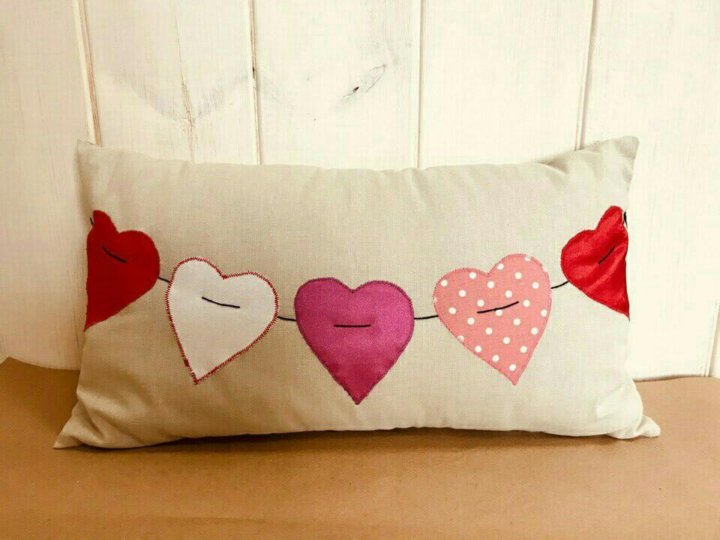 На кровати одна подушка сердце. Подушка сердечки. Декоративная подушка "сердце". Декор подушки сердечками. Подушки сердечки из ткани декор.