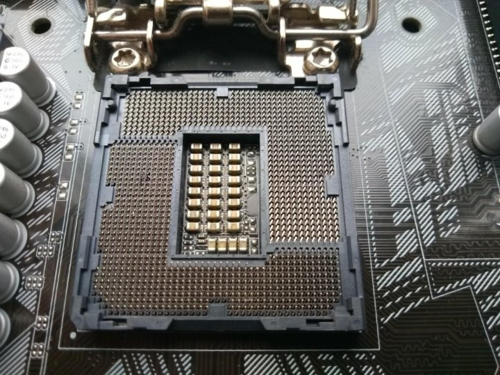 Сколько стоят сокеты. Сокет 1200 Погнут. Испорченный Socket LGA 1150. LGA 1150 погнутый. Поврежденный Socket 1150.