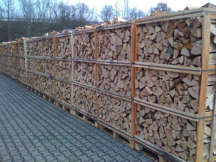 Дрова в клину с доставкой. Дрова. дрова вдоль забора. забор из колотых дров. дрова в сетке.