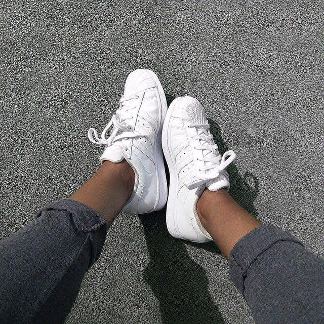 Белые кроссовки на ногах